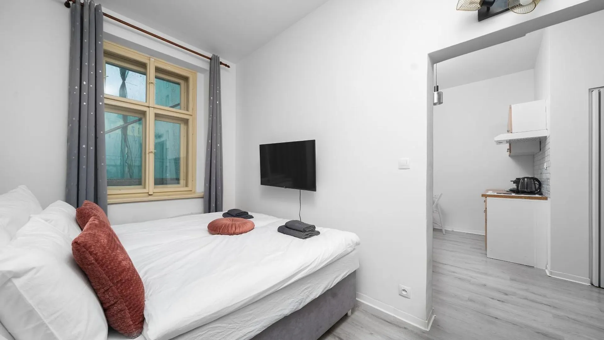 Cozy Studio Near City Praga